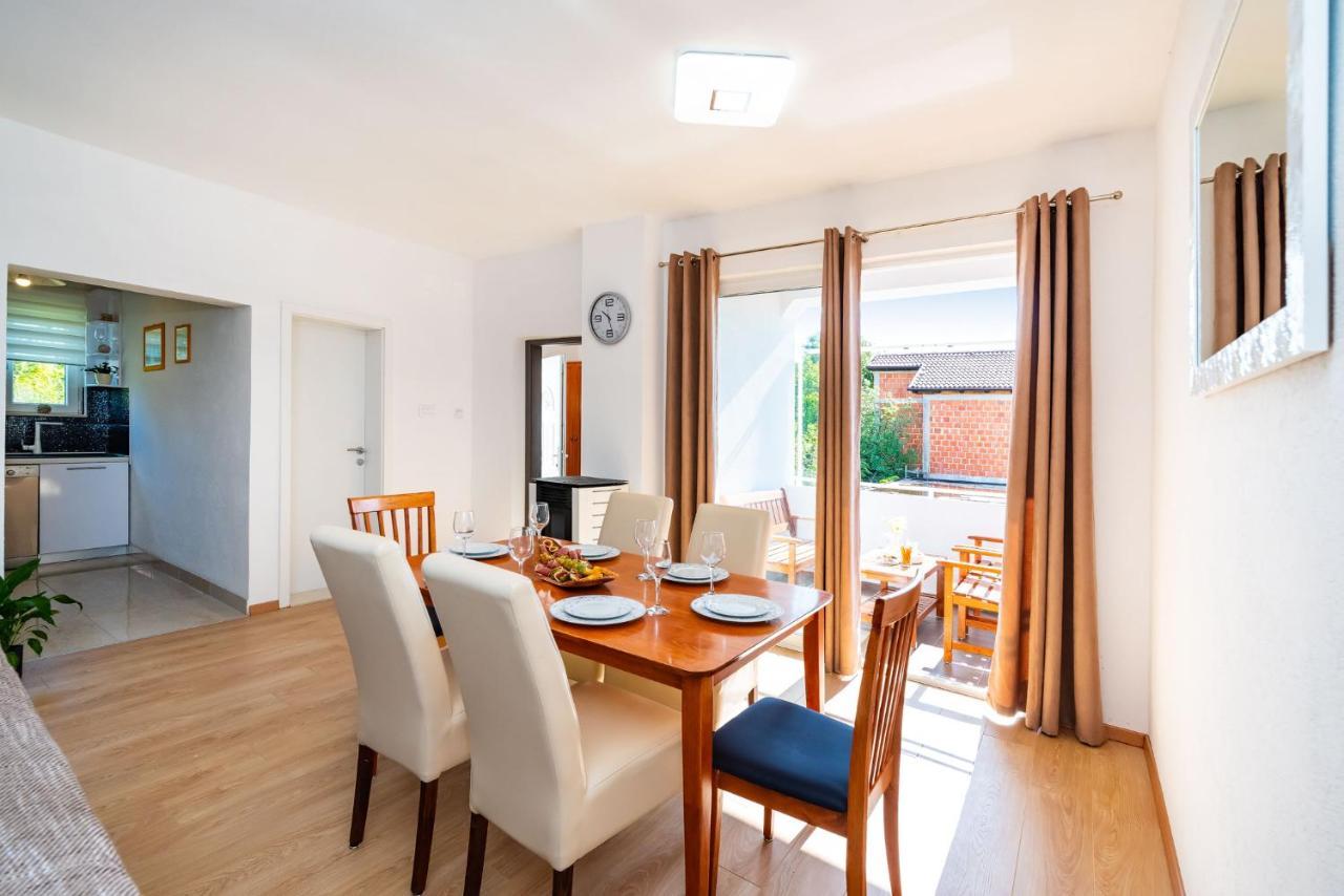 Apartment Maia Lena For Family Jasenice  Extérieur photo